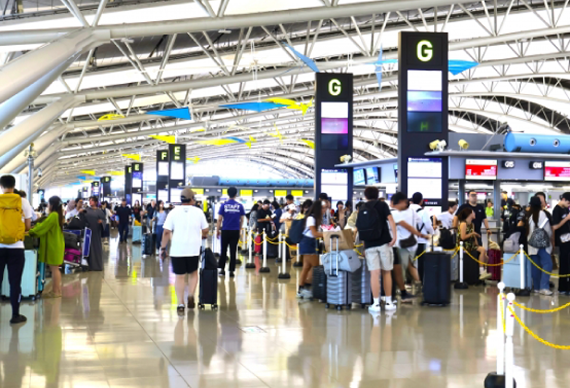 空港で搭乗手続きを待つ旅行者