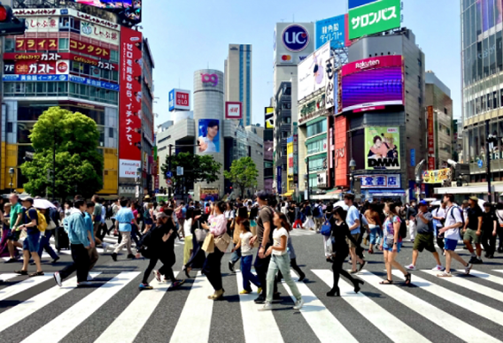 東京の交差点を歩く訪日観光客